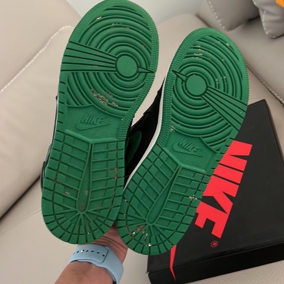 Pine green Jordan 1’s size 4.5.   They are in excellent condition. - Picture 5 of 5